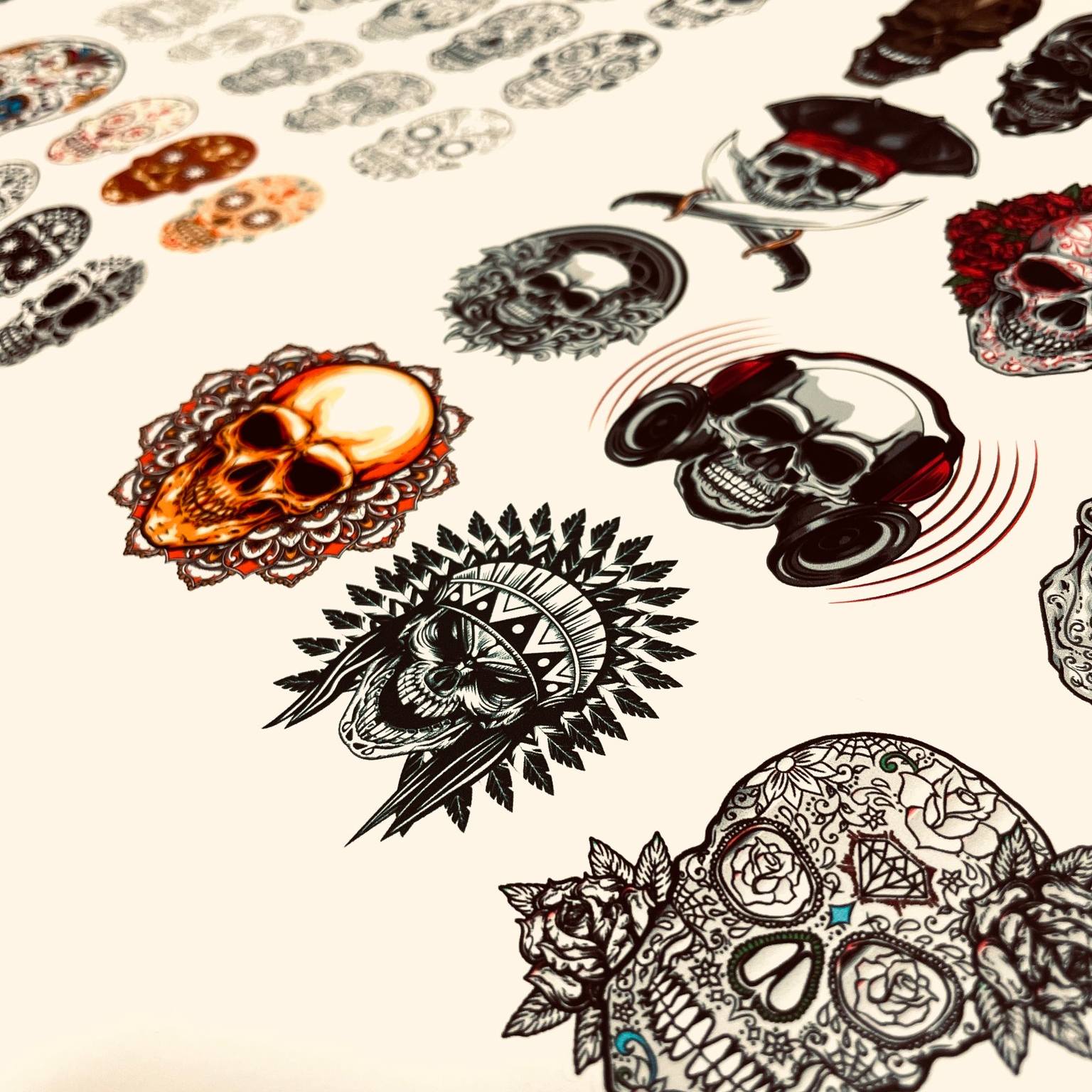 lipdukai su kaukolėmis