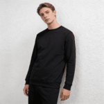 Vyriškas juodas džemperis apvalia apykakle – reprezentacinė apranga komandai.