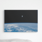 paveikslas ant drobės astronautas atvirame kosmose NASA interjere iš arti