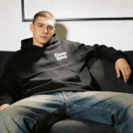 pliusinio-audinio-dzemperis-vyrams-su-logotipu-ant-krutines