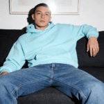 pliusinis-fluffy-dzemperis-vyrams-su-kapisonu-melsva-spalva