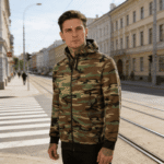 vyras dėvi komufliažinį džemperį mieste