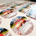 Apvalios produktų etiketės su spalvota spauda ir logotipu