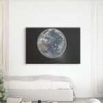 artemis 2 zemes nuotrauka ant drobes interjere