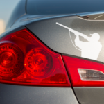 Automobilių lipdukas medžiotojas su šautuvu ant automobilio