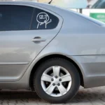 Automobilių lipdukas žmogeliukas pirštą ant automobilio