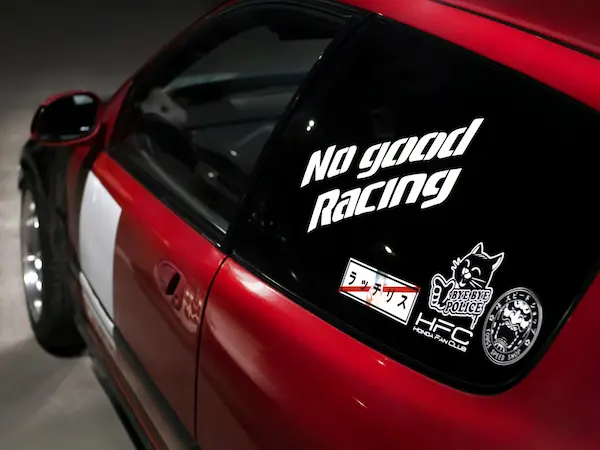 Automobilių lipdukai užklijuoti ant automobilio