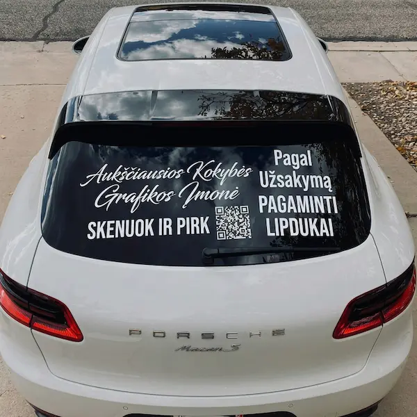 galinis automobilio stiklas su uzklijuotu lipduku adpromo